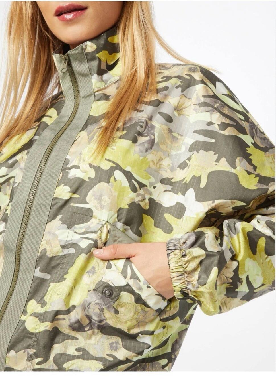 Nike Women Sportswear Woven Camo And Floral Khaki Wind Breaker Size XS oversized